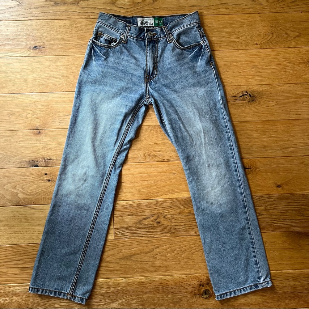 Aeropostale Women's Essex Straight Leg Jeans. Size 28x30. Light/Medium Wash.